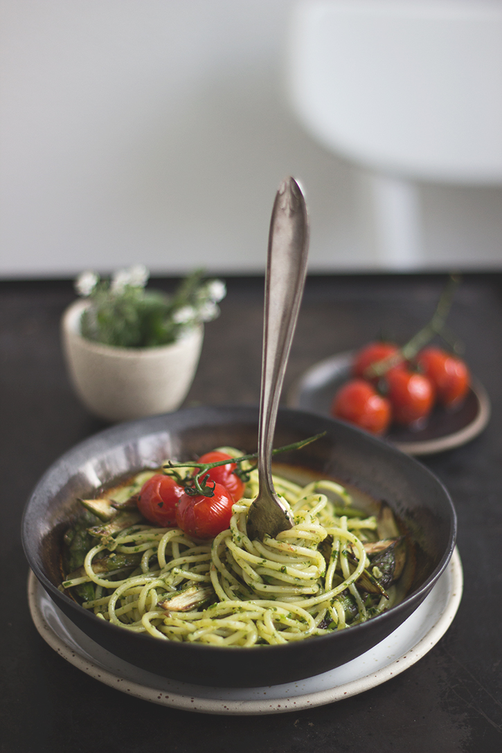 Pasta mit Bärlauchpesto, Kirschtomaten und gebratenem grünen Spargel. Vegan und einfach