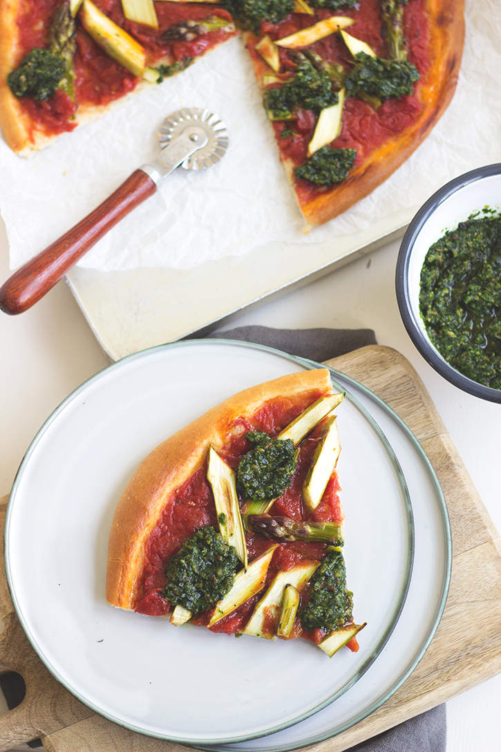 Pizza mit grünem Spargel und Bärlauchpesto. Rezept vegan