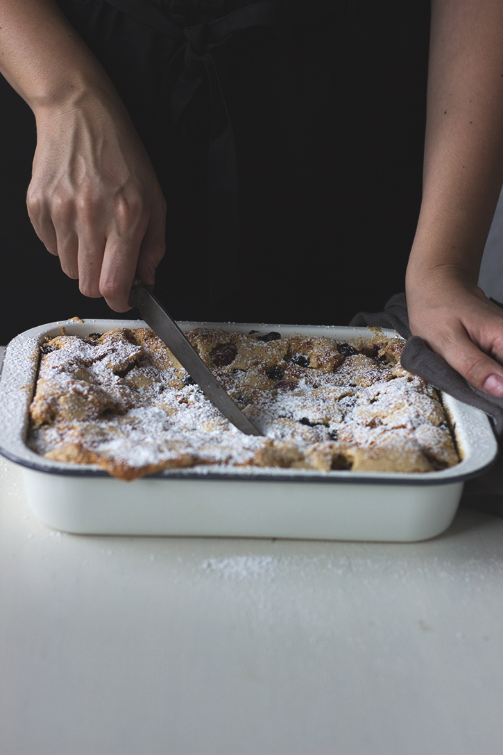 Einfaches Blechkuchen Rezept: Beerenkuchen vom Blech. Sommerlicher Blechkuchen mit Beeren. Holunderweg18