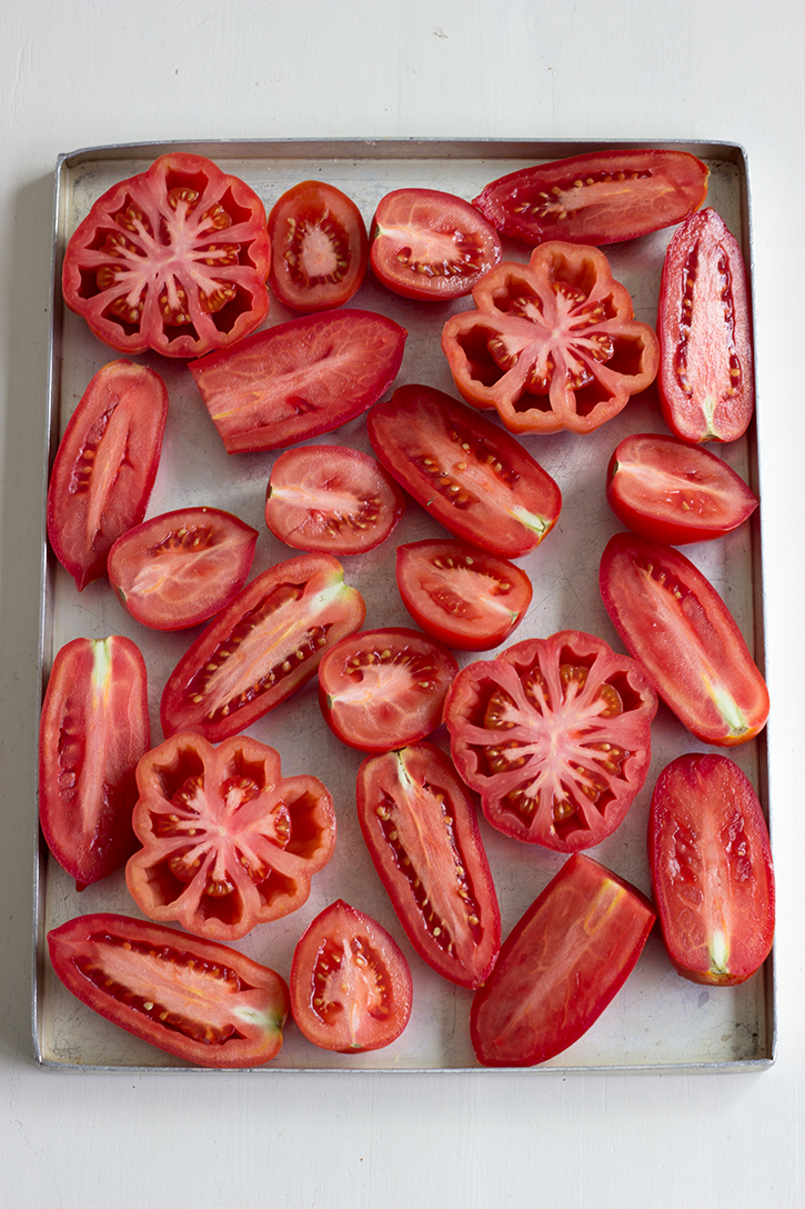 Vegetarisches Rezept für Ofentomatensuppe - herzhafte Tomatensuppe aus ofengerösteten Tomaten. Herrliches Sommerrezept. Holunderweg18