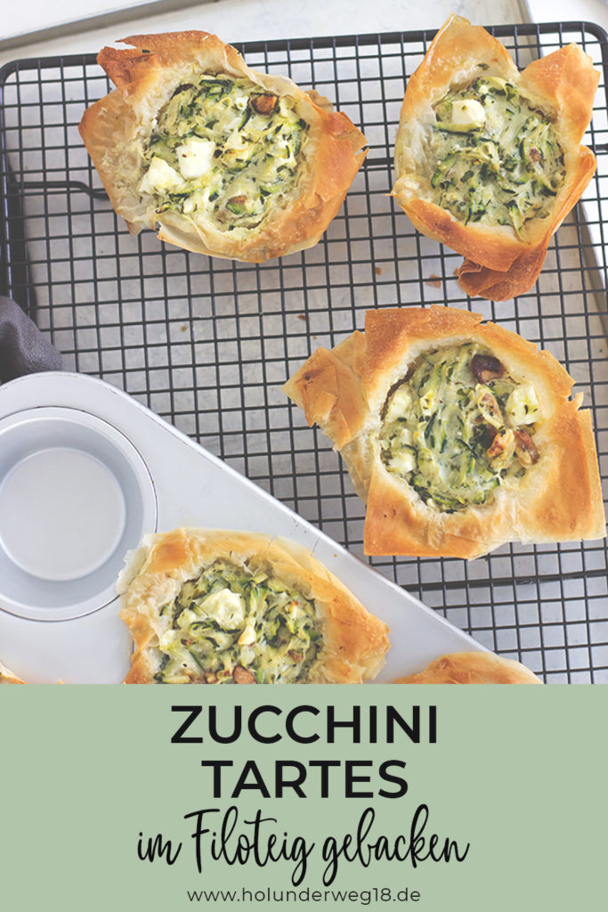 Rezept für kleine Zucchini-Tartes aus der Muffinform. Im Filoteig gebacken mit feta und Walnüssen - perfektes Fingerfood
