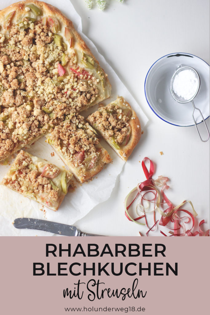 Rhabarber-Blechkuchen_ Rhabarber-Buttermilch-Streuselkuchen mit Hefeteig
