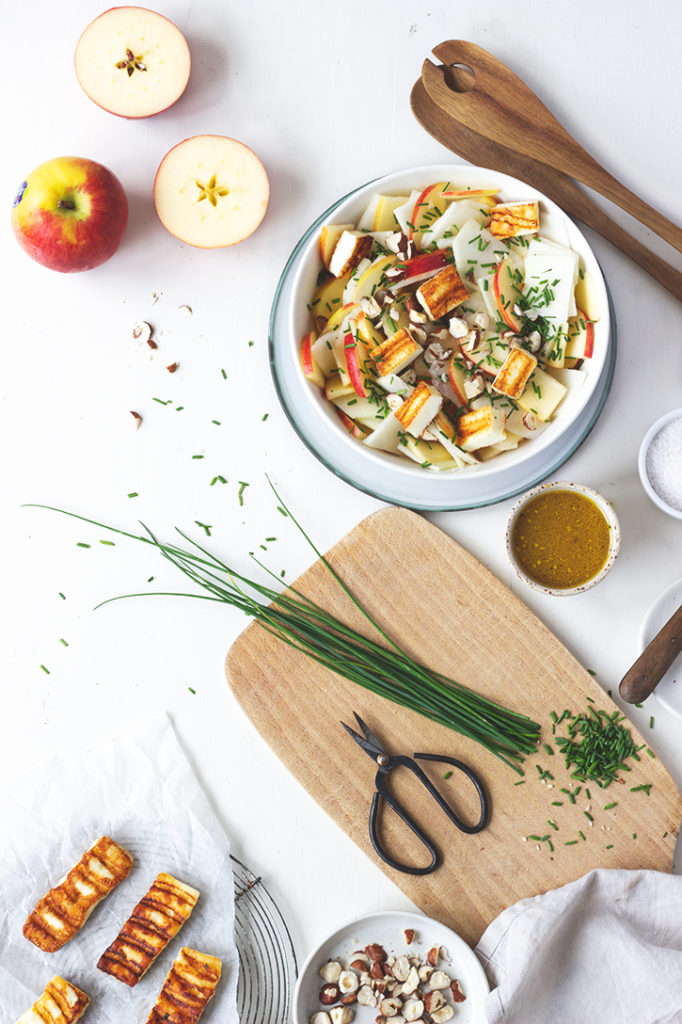 Rezept für Apfel-Kohlrabi-Salat mit Halloumi und Haselnüssen. Foodblog Holunderweg18