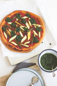 vegane Pizza mit Bärlauchpesto und grünem Spargel