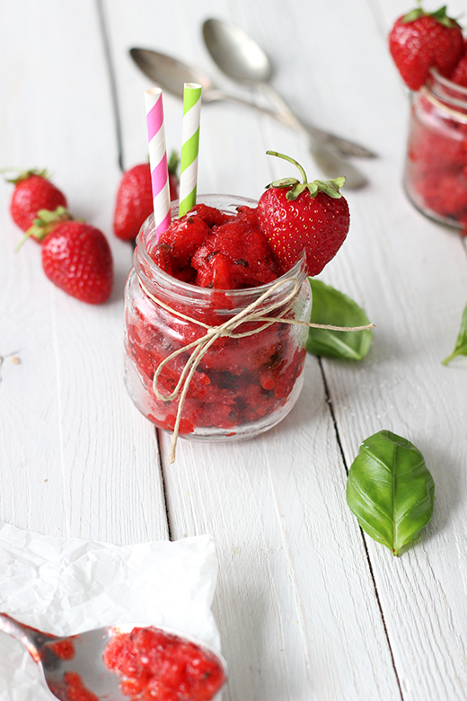 Erdbeer-Sorbet mit Basilikum. Einfaches und schnelles Rezept für Eis selbstgemacht. Holunderweg18