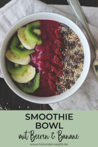 Smoothie Bowl mit Beeren, Banane, Kiwi und Kakao NIbs