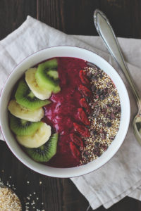 Rote Frühstücksbowl mit Beeren und Banane - Rezept für Smoothie Bowl, gesundes Frühstück