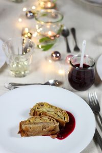 Wirsing-Maronen-Strudel mit Cranberrysauce. Hauptspeise vegetarisches Weihnachtsmenü