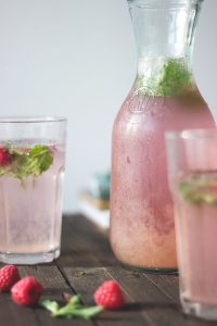 Rezept für hausgemachte Himbeer-Rosmarin-Limonade
