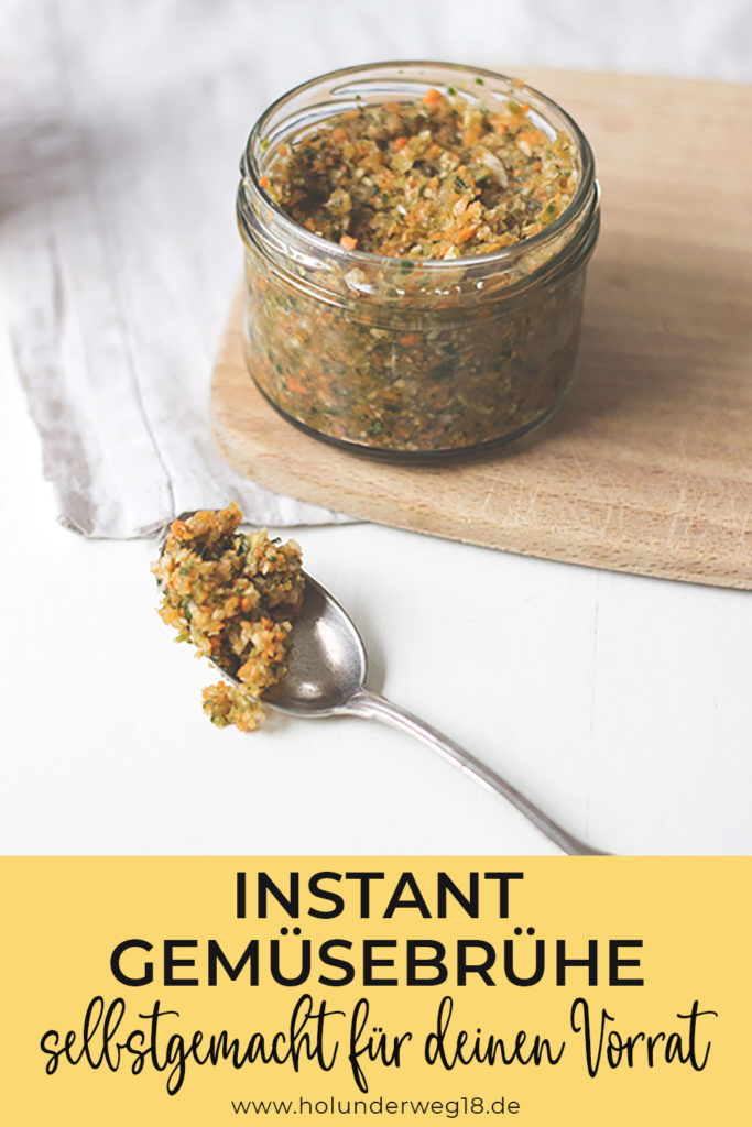 Rezept für selbstgemachte Instant-Gemüsebrühe. Eingesalzenes Suppengemüse als Grundlage für Sauce und Brühe für deinen Vorrat
