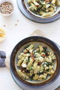 Pesto-Nudelsalat mit getrockneten Tomaten - mediterraner Nudelsalat vegetarisch und vegan. Holunderweg18
