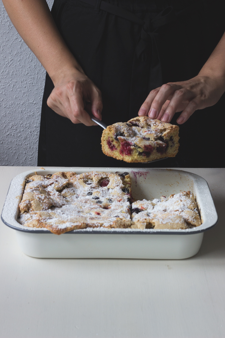 Rezept für Beerenkuchen vom Blech - schwedisches Kuchenrezept für Blechkuchen mit Beeren. Holunderweg18
