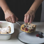 Schwedischer Sommerkuchen: Beerenkuchen vom Blech mit Heidelbeeren und Himbeeren - Rezept für Blechkuchen mit Beeren. Holunderweg18
