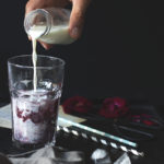 Rezept für Blaubeer Iced Chai Latte, geeister Chai Latte mit Heidelbeeren. Holunderweg18