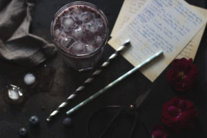 Blaubeer Iced Chai Latte, Rezept für geeisten Chai Latte mit Blaubeeren. Holunderweg18