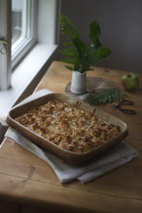Blechkuchen Rezept: Schwedischer Apfelkuchen vom Blech - saftiger Apfel-Blechkuchen