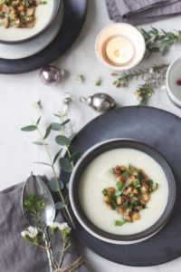 Rezept für cremige Sellerie-Birnen-Suppe. Vegetarisches Rezept Vorspeise Weihnachtsmenü
