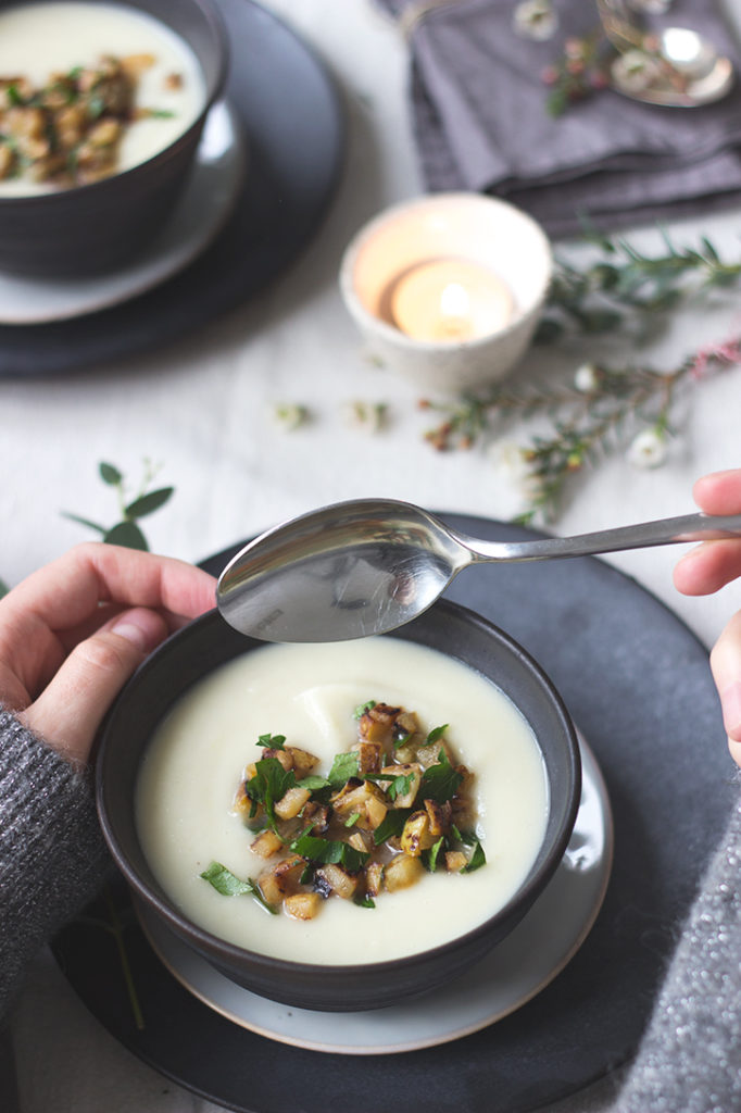 Rezept für Sellerie-Birnen-Suppe. Sellerie-Cremesuppe mit gebratenen Birnenstücken, perfekte Vorspeise für das vegetarische Weihnachtsmenü