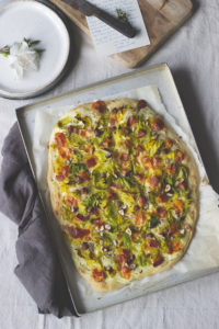 Wirsing-Flammkuchen mit Scamorza und Haselnüssen - Rezept für vegetarischen Flammkuchen