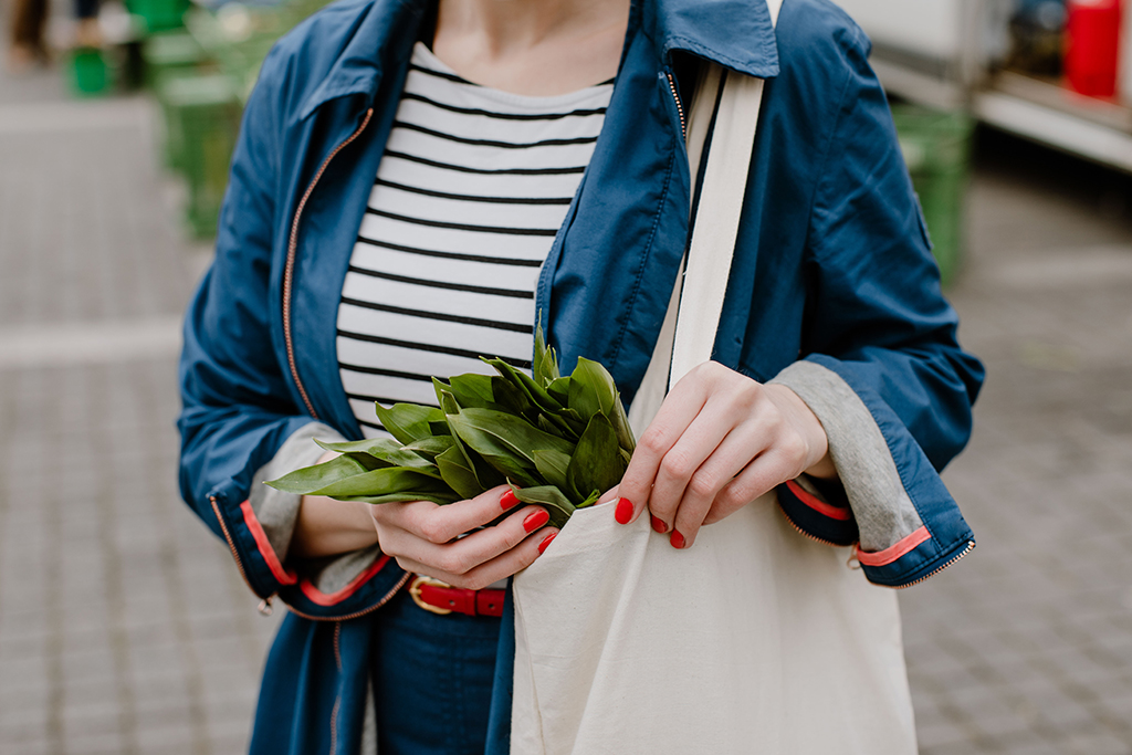 Bärlauch auf dem Markt kaufen oder Bärlauch sammeln: Alle Tipps in diesem Beitrag, plus vegetarische und vegane Rezepte mit Bärlauchpesto