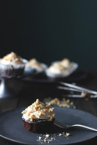 Schokoladen-Cupcakes mit Erdnuss-Frosting - vegan backen