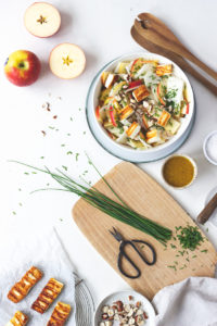 Rezept für Apfel-Kohlrabi-Salat mit Halloumi und Haselnüssen. Foodblog Holunderweg18