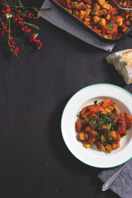 Herzhaftes veganes Rezept für Ofengemüse: Wintergemüse-Ratatouille im Ofen geschmort